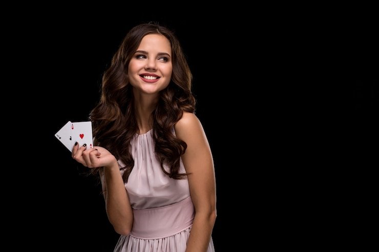 Dealer dan roda roulette Dealer mempersiapkan putaran roulette baru